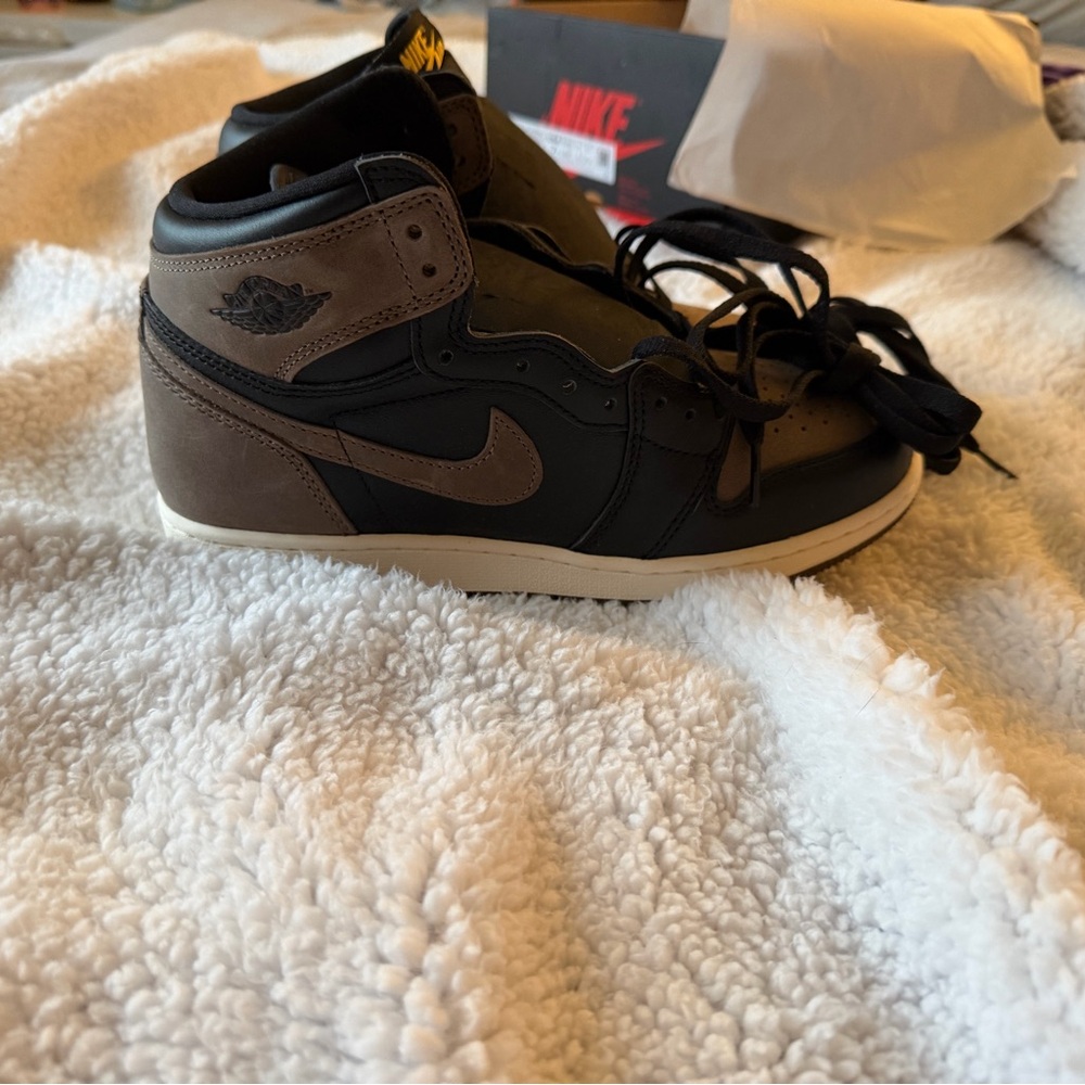 Nike Air Jordan 1 High OG palomino. 7y/8.5-9 women’s